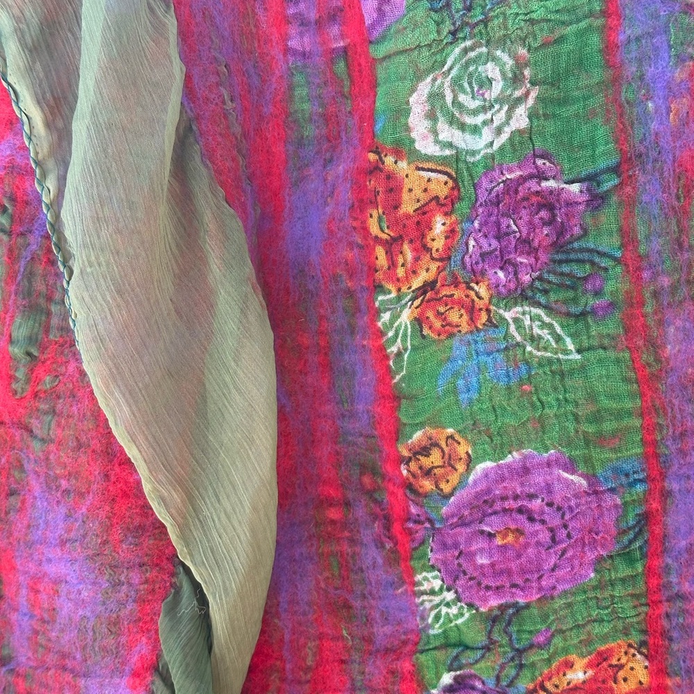 KANTHA Vivid Green and Red Textured Scarf - Picture 3 of 4